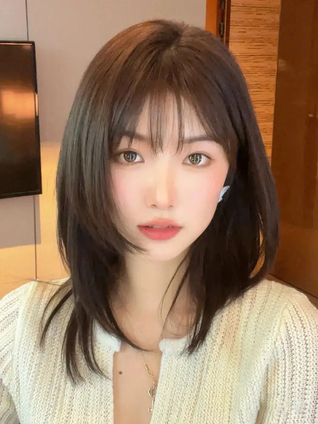 推荐更适合雾棕色系,通透的雾棕色系可以给发型加分,还没有颜色断层的