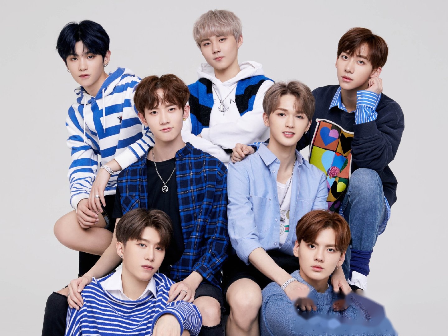 近日,王刚在某综艺节目中担任乐华七子的师父,并在