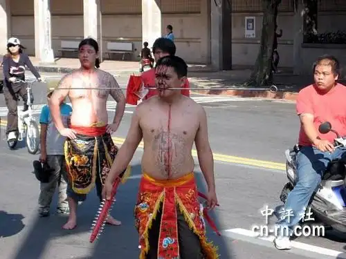 台湾庙会惊悚版乩童起乩(组图)