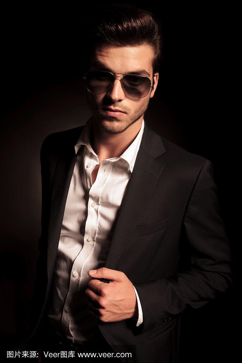 穿西装戴墨镜的酷小伙