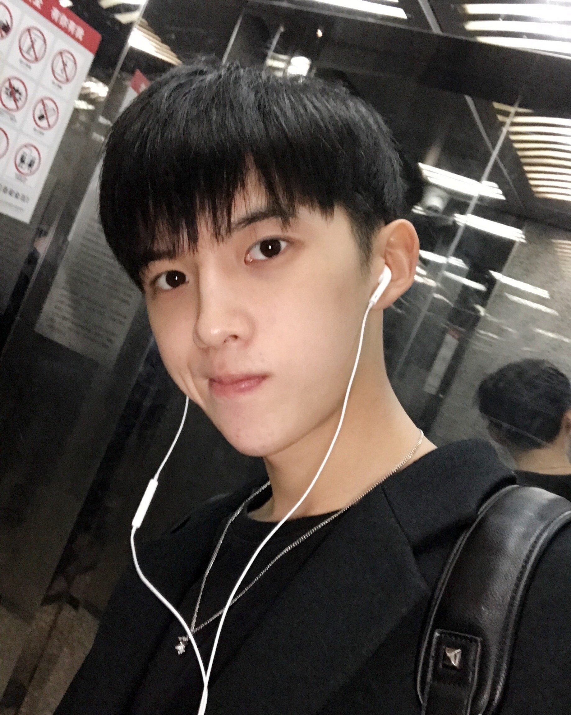 长相小奶狗,身材小狼狗的男生,你不得不服.