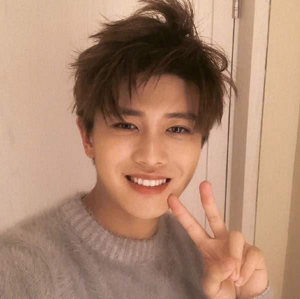 任嘉伦"童年照"流出,当看到他儿时的眼神,难怪现在这么迷人_孩子_照片