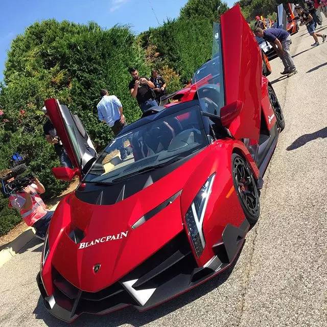 红色毒药兰博基尼veneno roadster & 红色辣马法拉利laferrari