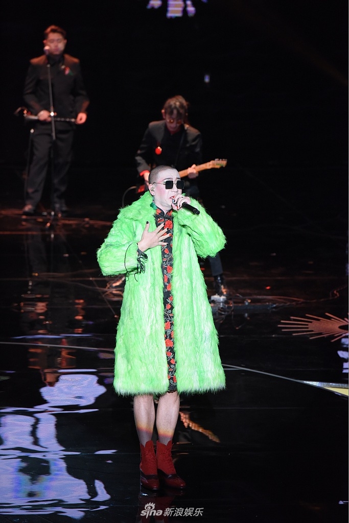 组图:二手玫瑰主唱梁龙献唱 旗袍女装搭配荧光皮草造型出位_高清图集_