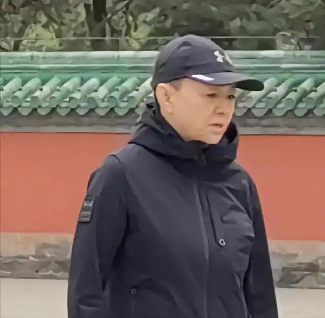 宋丹丹穿着黑色冲锋衣,搭配黑色裤子和鞋子,就连头上戴的帽子也是黑色