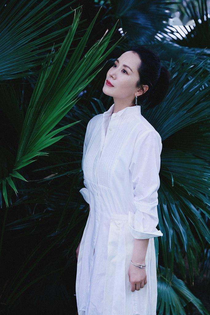 海清三亚写真曝光 穿白裙清新淡雅侧颜迷人_花朵_中海_照片