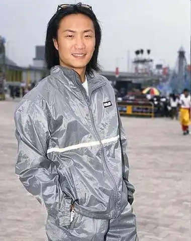 郑中基 暴龙 粤语(暴龙哥郑中基能当歌神非要演戏)(8)