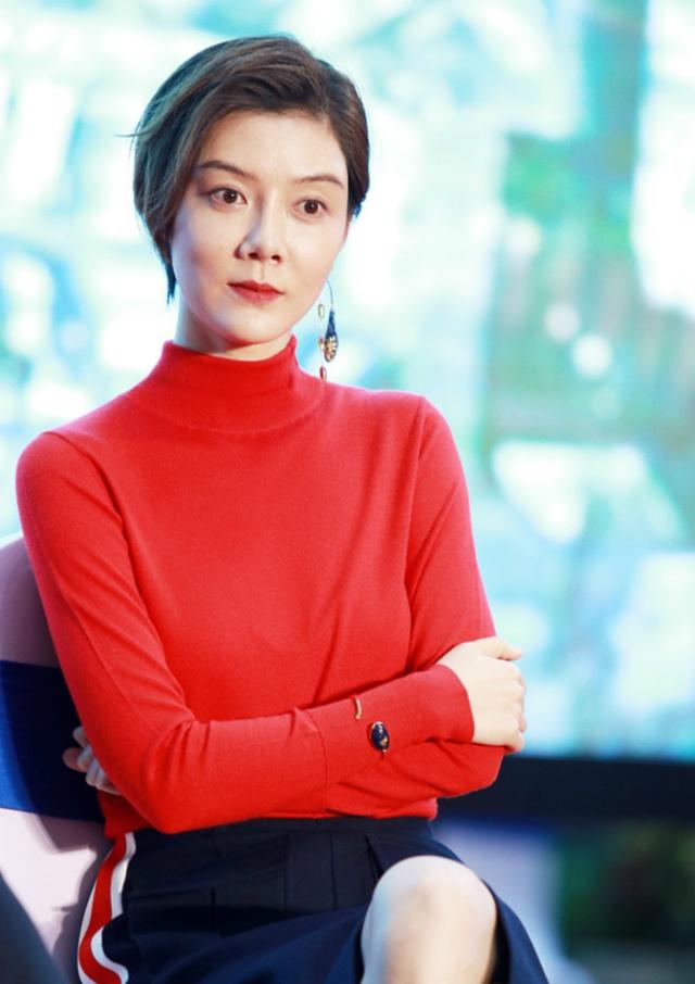 36岁车晓近照曝光穿红衣亮相显喜庆大气端庄