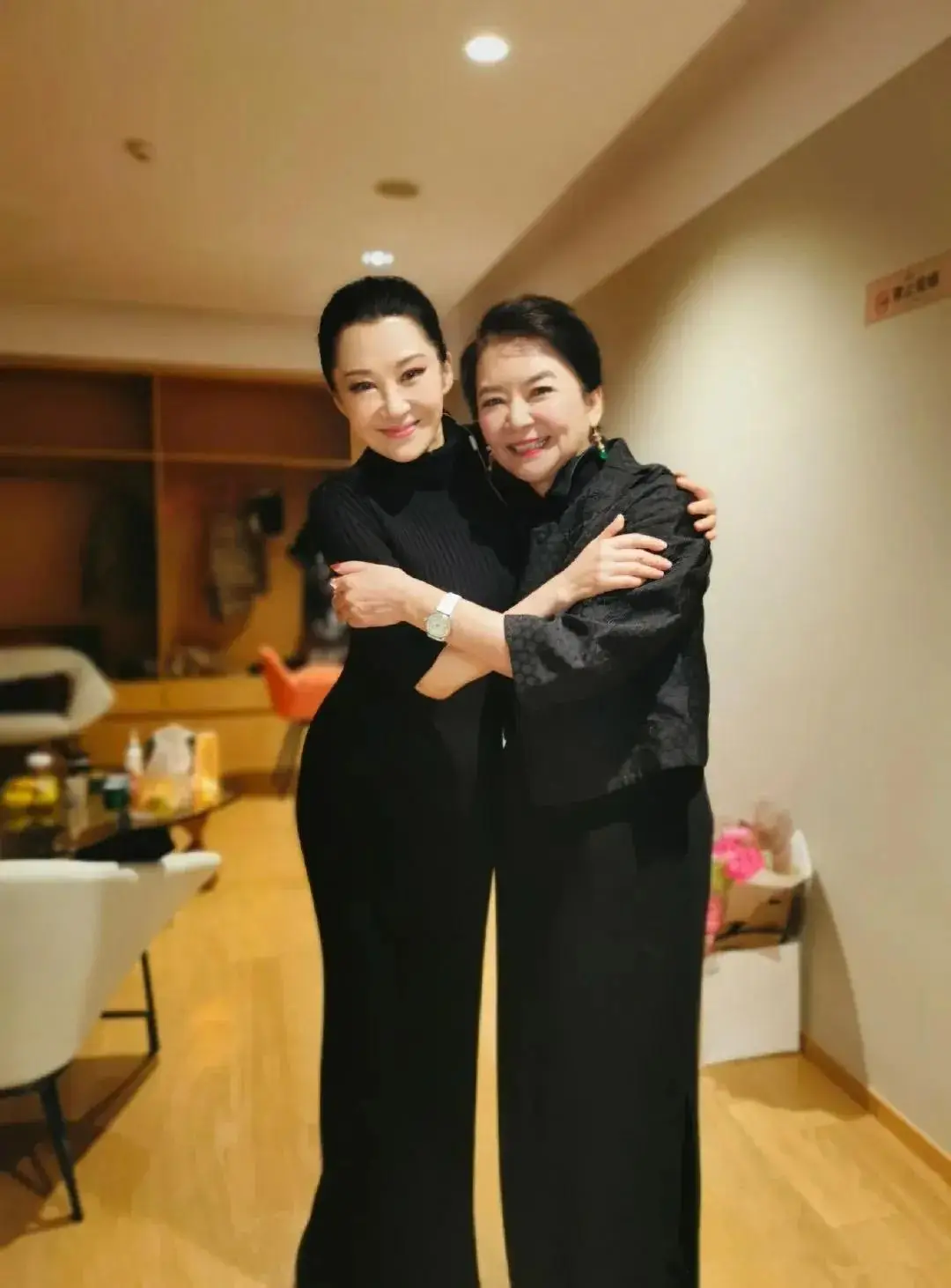 胡慧中穿少女时期粉裙身材珠圆玉润却满身贵气跟同龄奶奶同框像两代人