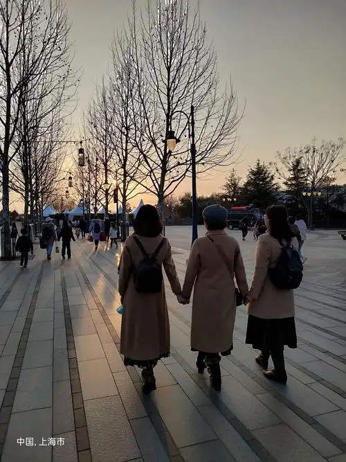 这张背影图,因有了夕阳的光线衬托,层次便丰满了许多.