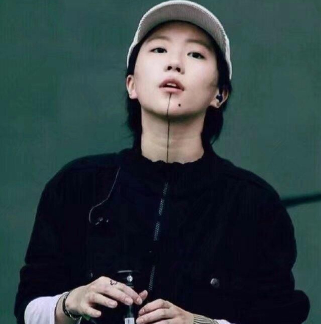 天后王菲的女儿窦靖童,你脸上的纹身太美了.背后的故事你知道吗