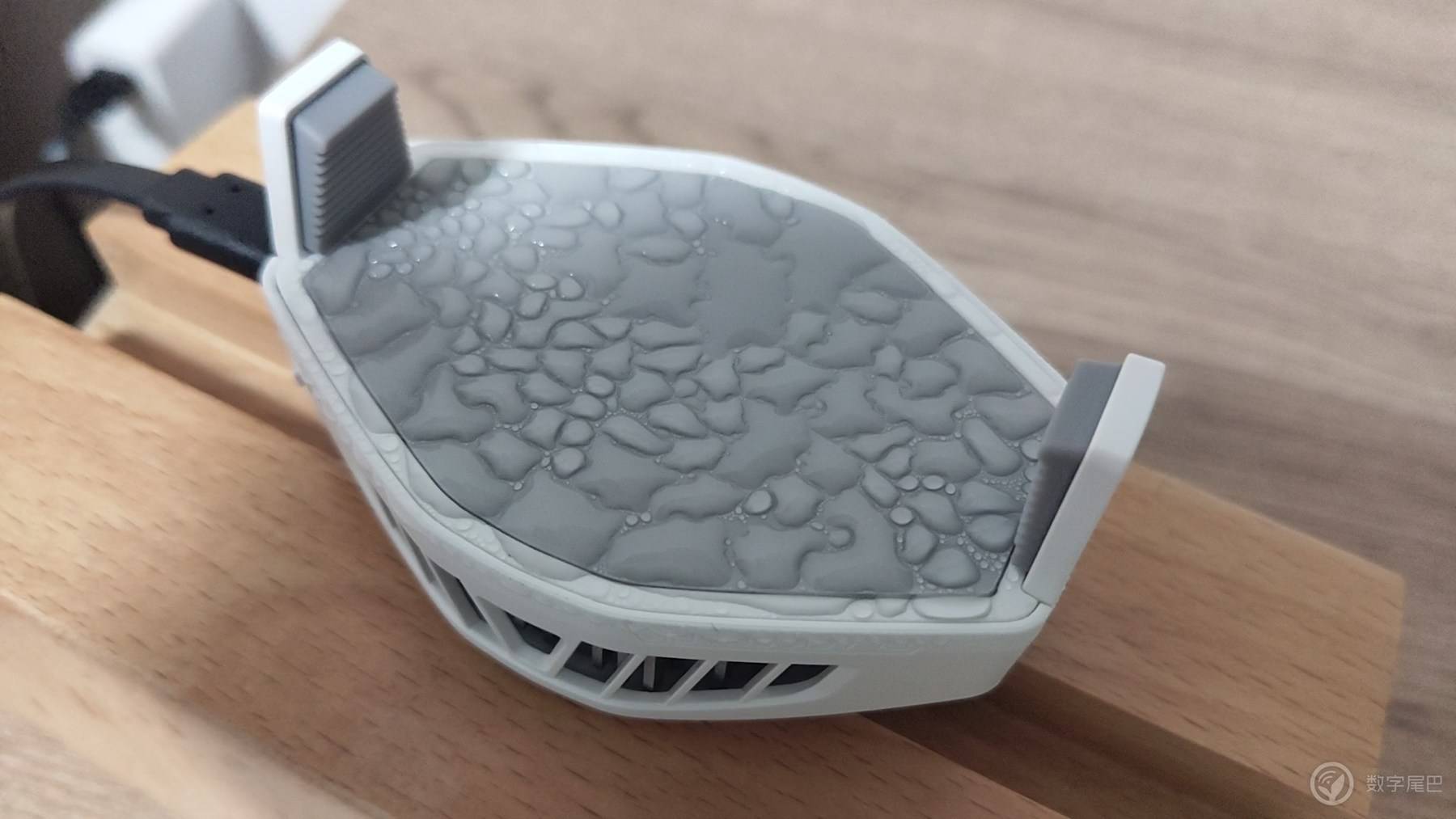 听说小米冰封散热背夹能结冰我立刻买了一个来玩