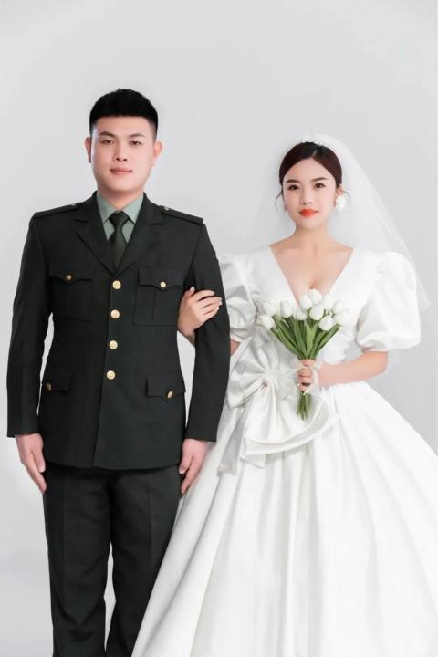 军装配白纱521看绝美婚纱照