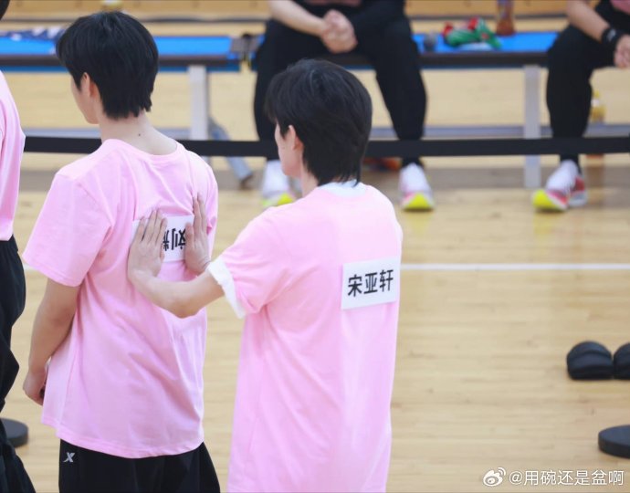 一说运动会 我就想起来前年撕名牌宋亚轩给刘耀文贴名牌的时候,晚期在