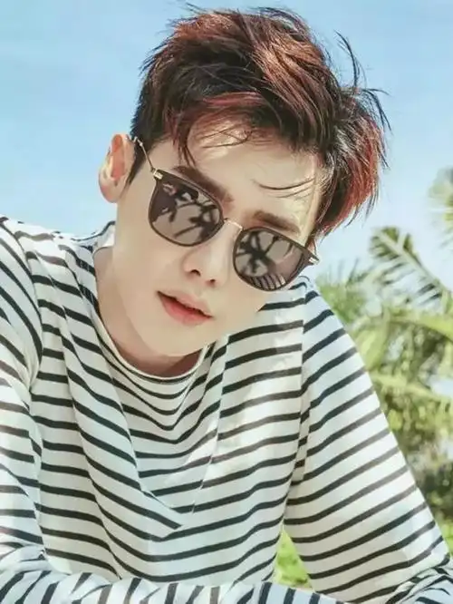 男生烫头发技巧 根据脸型选择烫发造型-发型教程-帅哥发型网