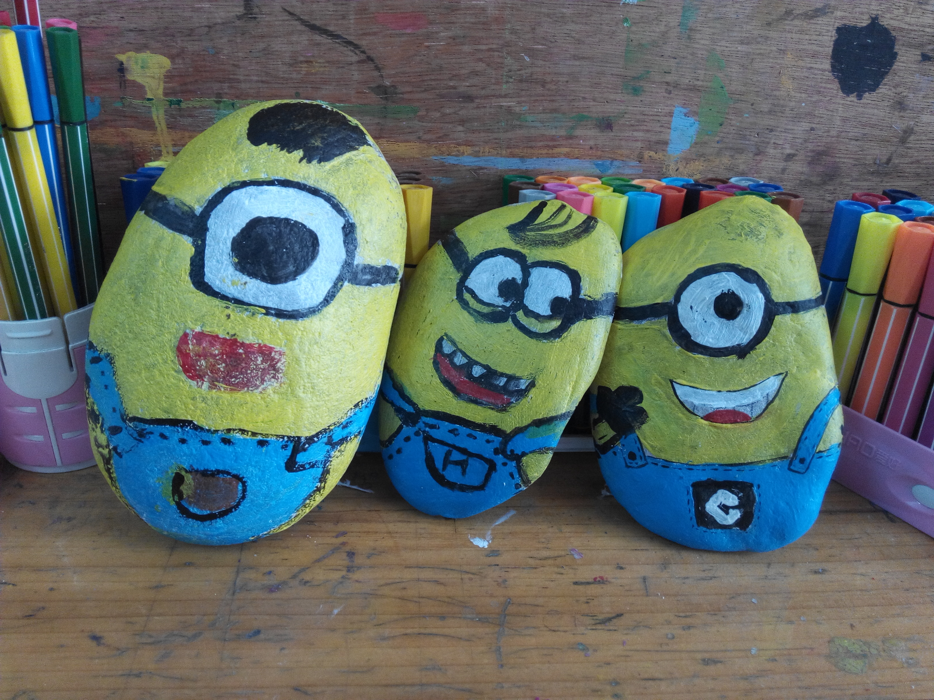 鹅卵石上的小黄人