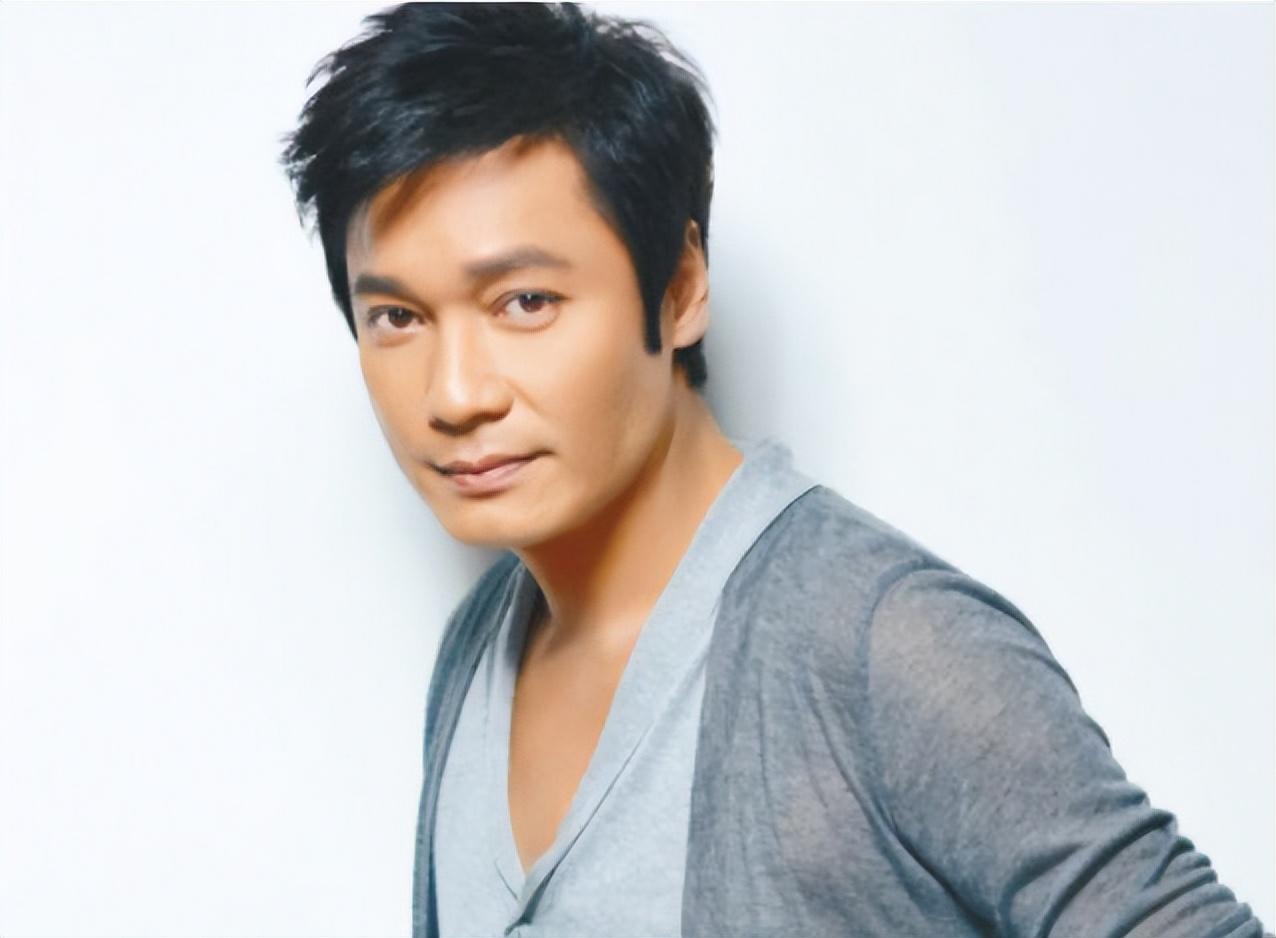 回顾罗嘉良抛弃相爱30年的方敏仪投入苏岩怀抱如今他幸福吗