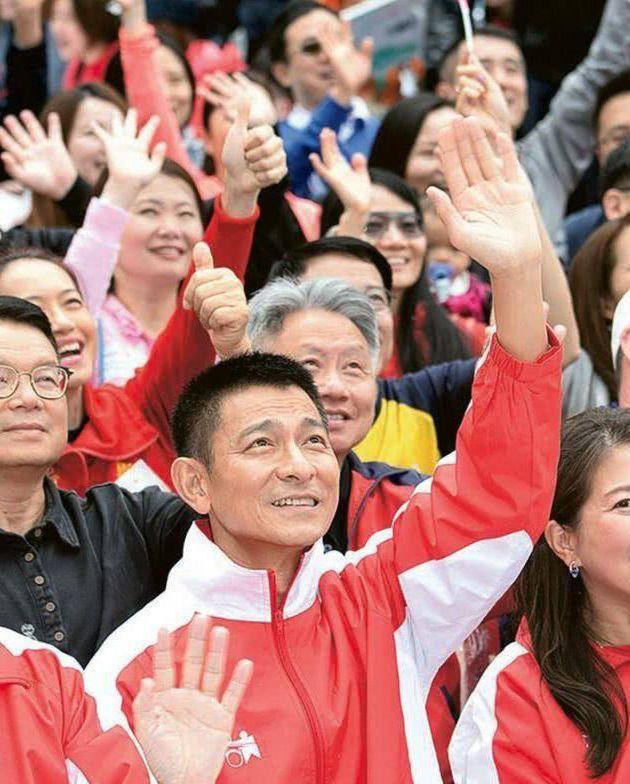 62岁刘德华捐出800万,累计捐款超14亿,行善不求名