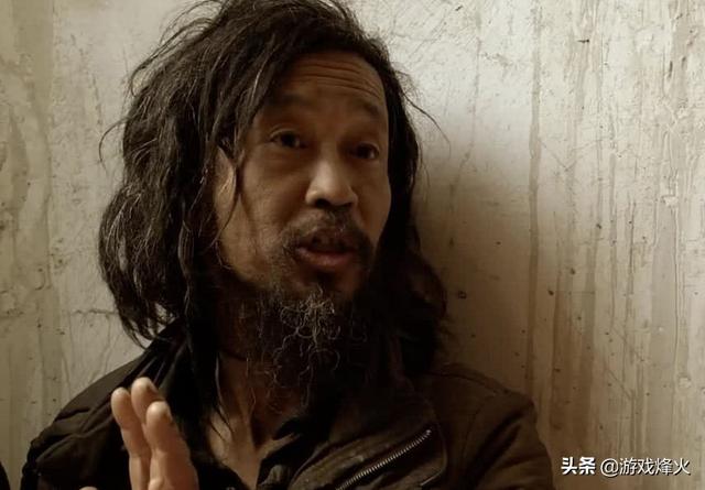 "流浪大叔"一改邋遢做派,剪发穿西装,网友:完全认不出!