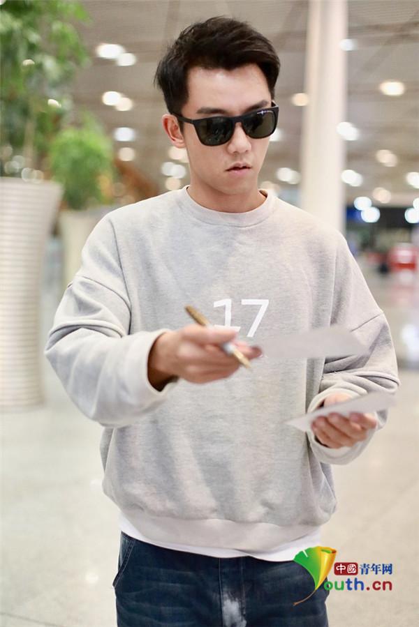 郑恺摘墨镜后秒变呆萌小可爱 举剪刀手配合拍照