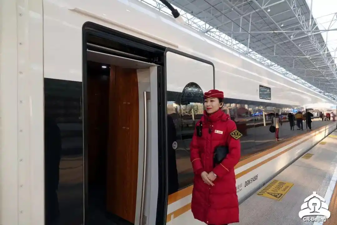 北京客运段京张高铁车队的在旅途中提供最温馨的服务迎接每一位旅客用