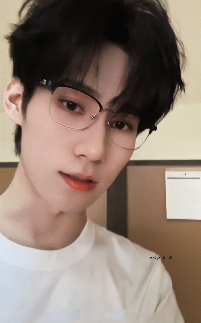 白色系|半框眼镜97,白色衬衫张真源@时代少年团-张真源#回归黑发的