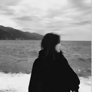 黑白女生背影头像高冷霸气