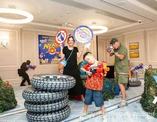 参观陈小春的豪宅,客厅面积很大,但是没有太多家具,装饰很简单