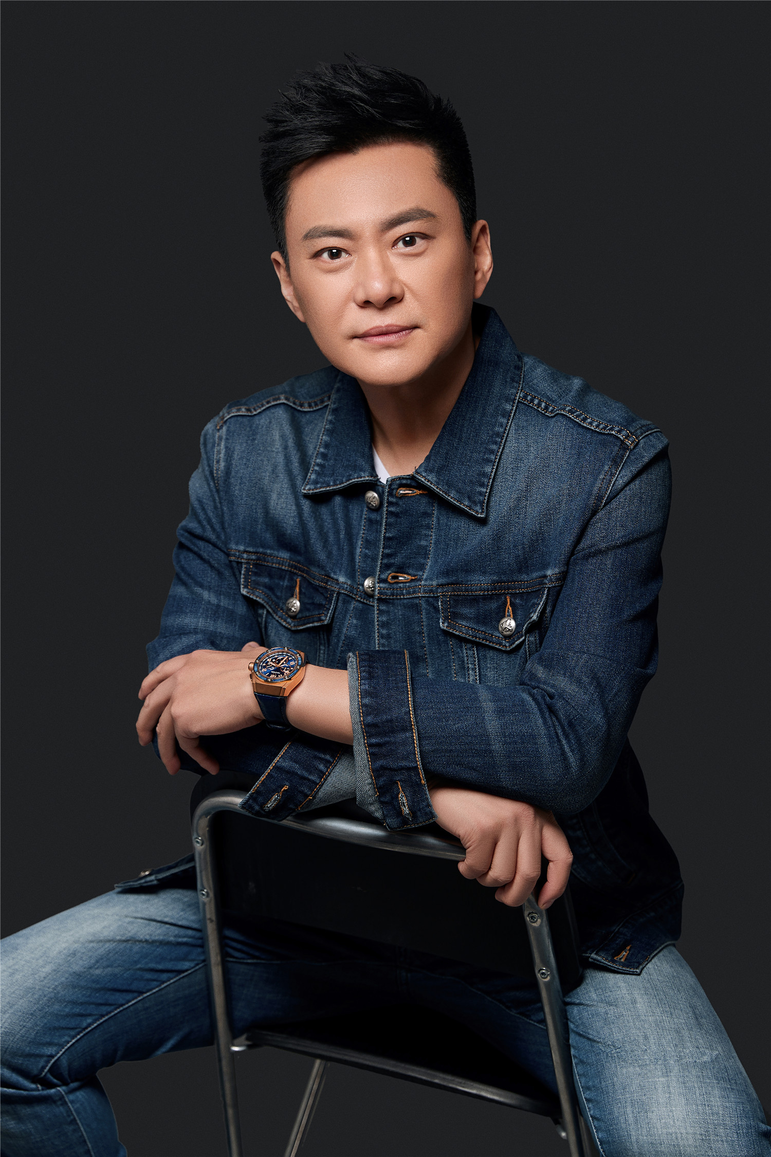 中国内地演员,导演;北京人民艺术剧院演员,国家一级演员,北京人艺艺委