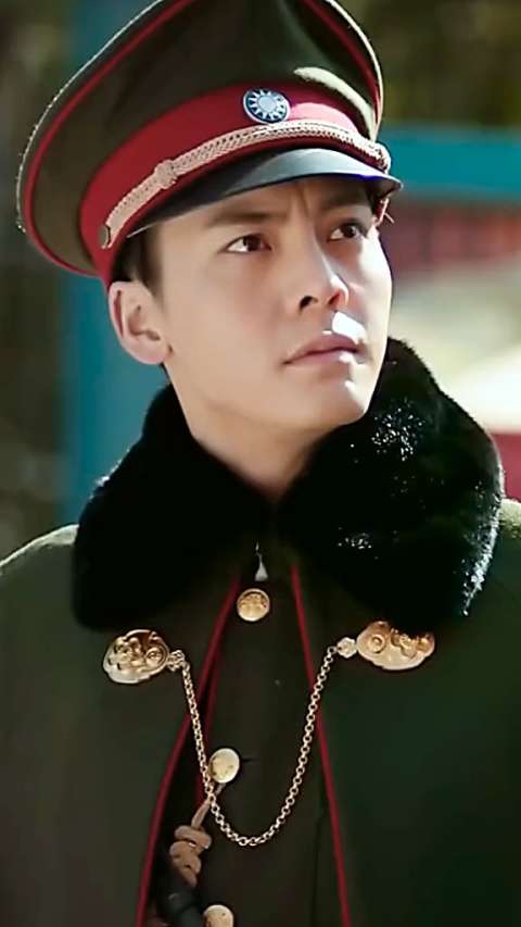 佛爷来了,一身军装也是蛮帅的.