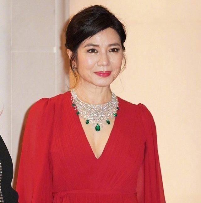 57岁钟楚红近照,单身11年未再婚,如今优雅老去依旧美丽大方!