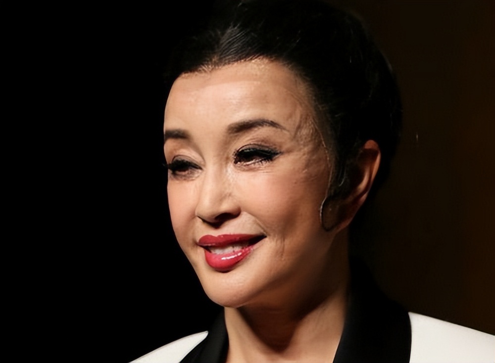 刘晓庆近照太惊悚,面部断崖式衰老,70岁抹大红唇不把自己当奶奶