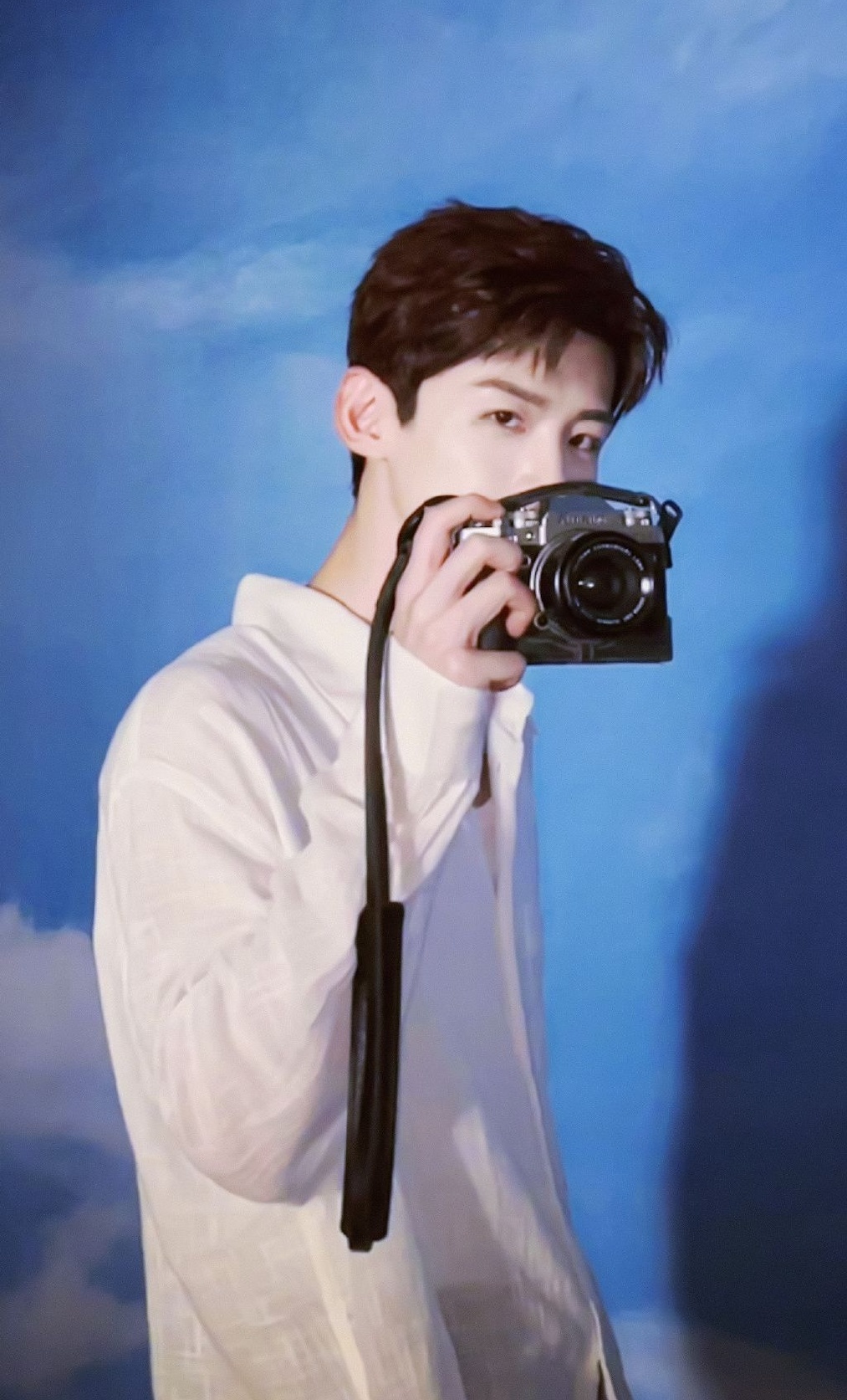 白敬亭穿白色衬衫简约清爽帅气十足