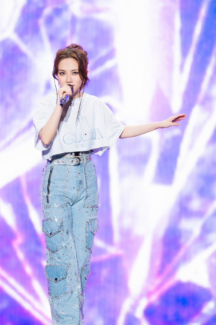 邓紫棋11天8场体育场##邓紫棋十一天开了八场演唱会