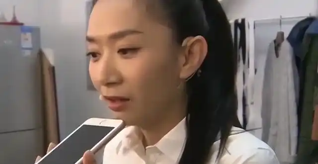 主持人王芳嫁给大15岁的教授为婚姻做出一切牺牲都不后悔