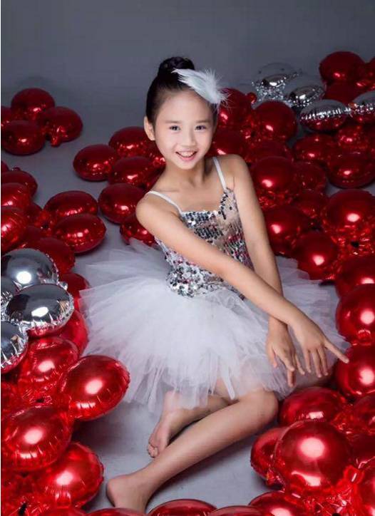 这个小女孩太美啦她是平潭第一个走向上海时装周的童模她才11岁