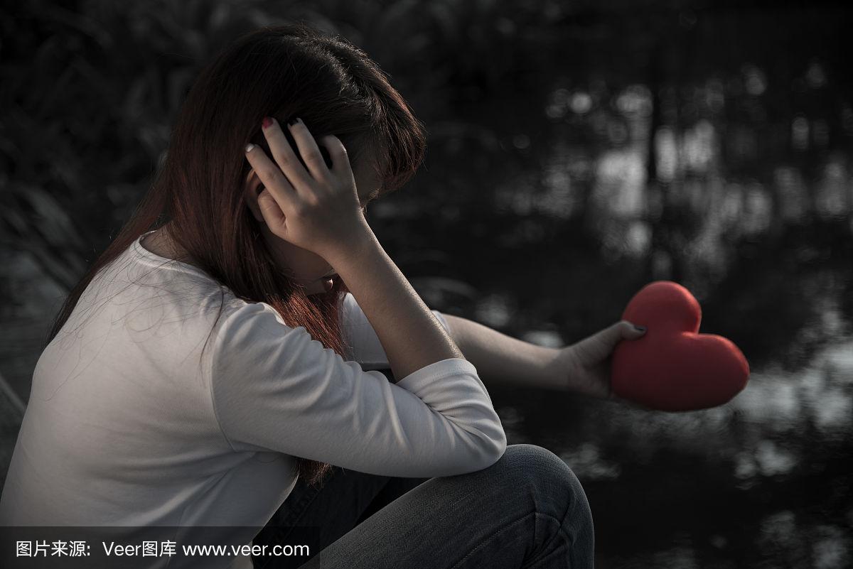 心碎的女人在河边为她失败的爱情伤心哭泣