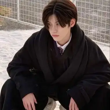 由美头网整理发布,男生头像频道提供更多与很安静,很精致,森系,帅气男