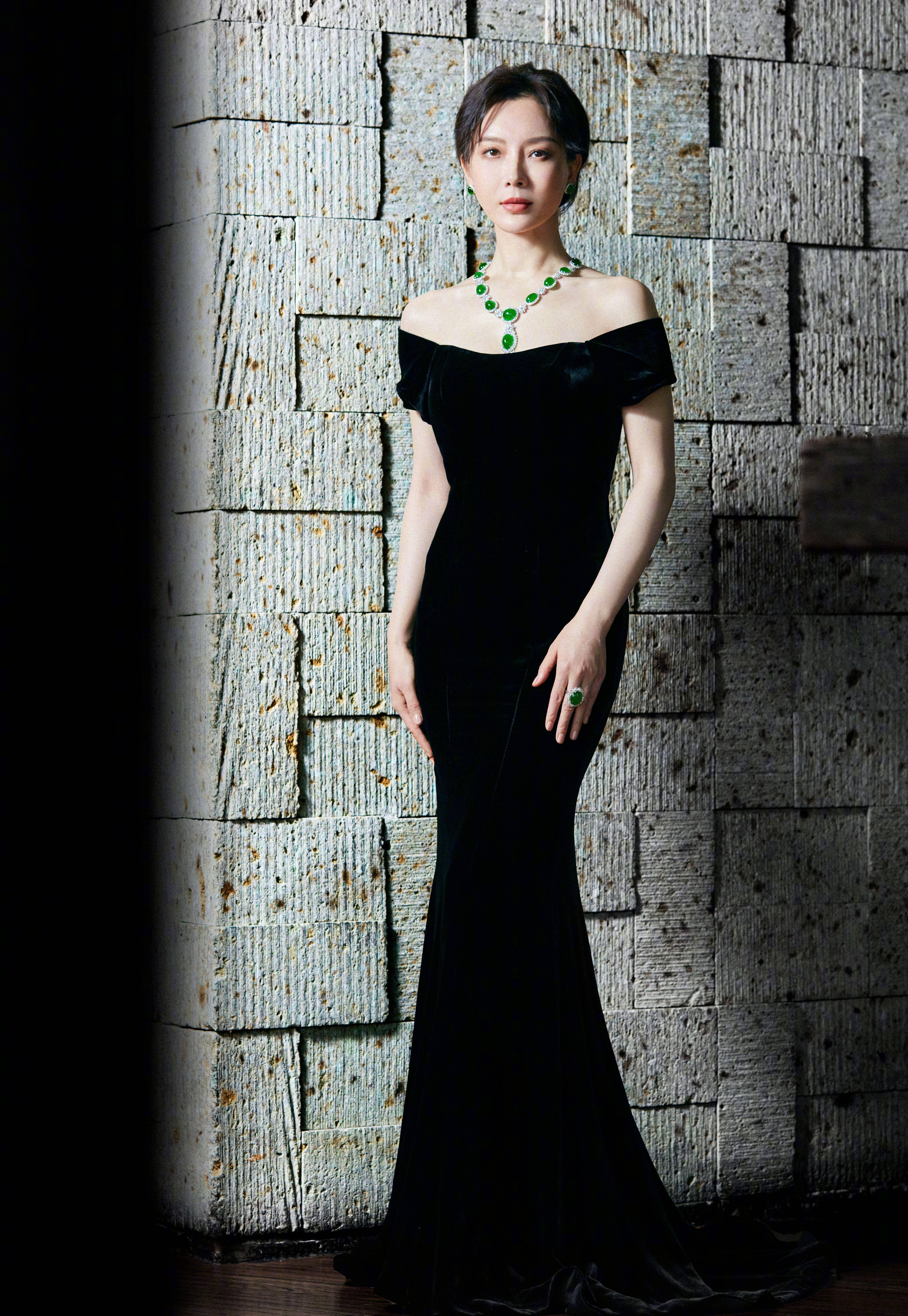 原创44岁的陈数为活动现身黑色v领长裙气质超好岁月沉淀的是魅力