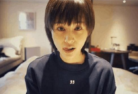 带你看看王子文住的房子,客厅沙发平时当床用,看来工作太忙了