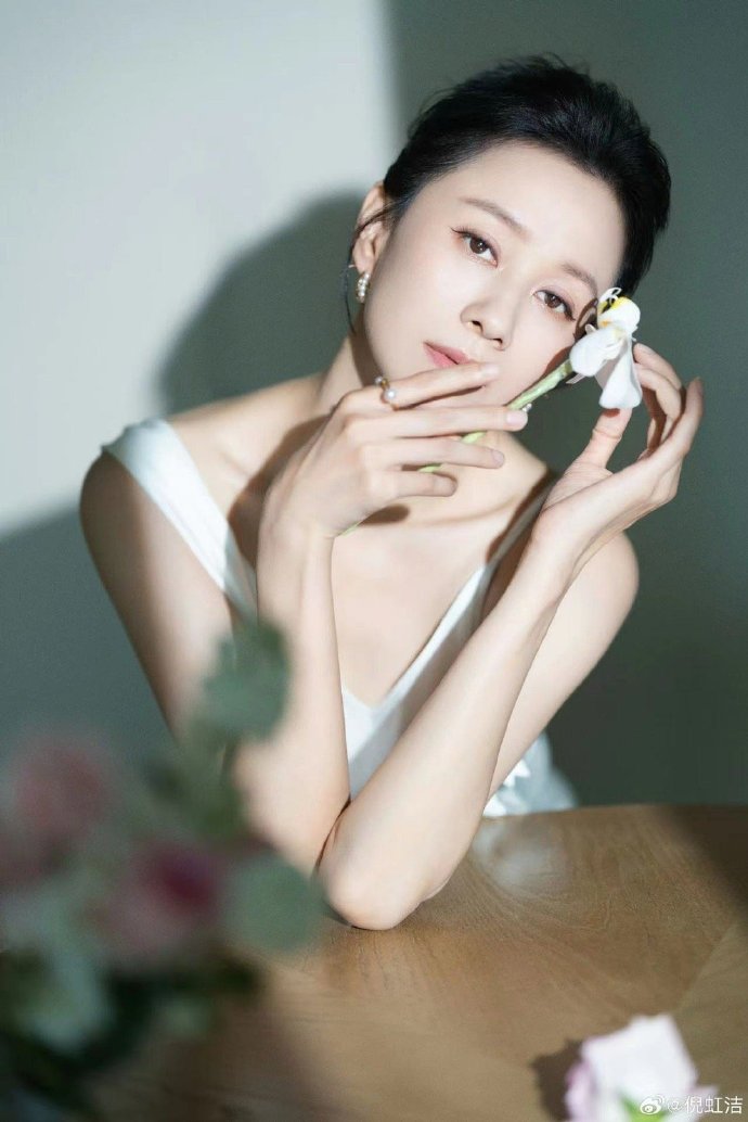 去年国剧盛典,倪虹洁也是靠这个角色拿下了年度优秀演员.