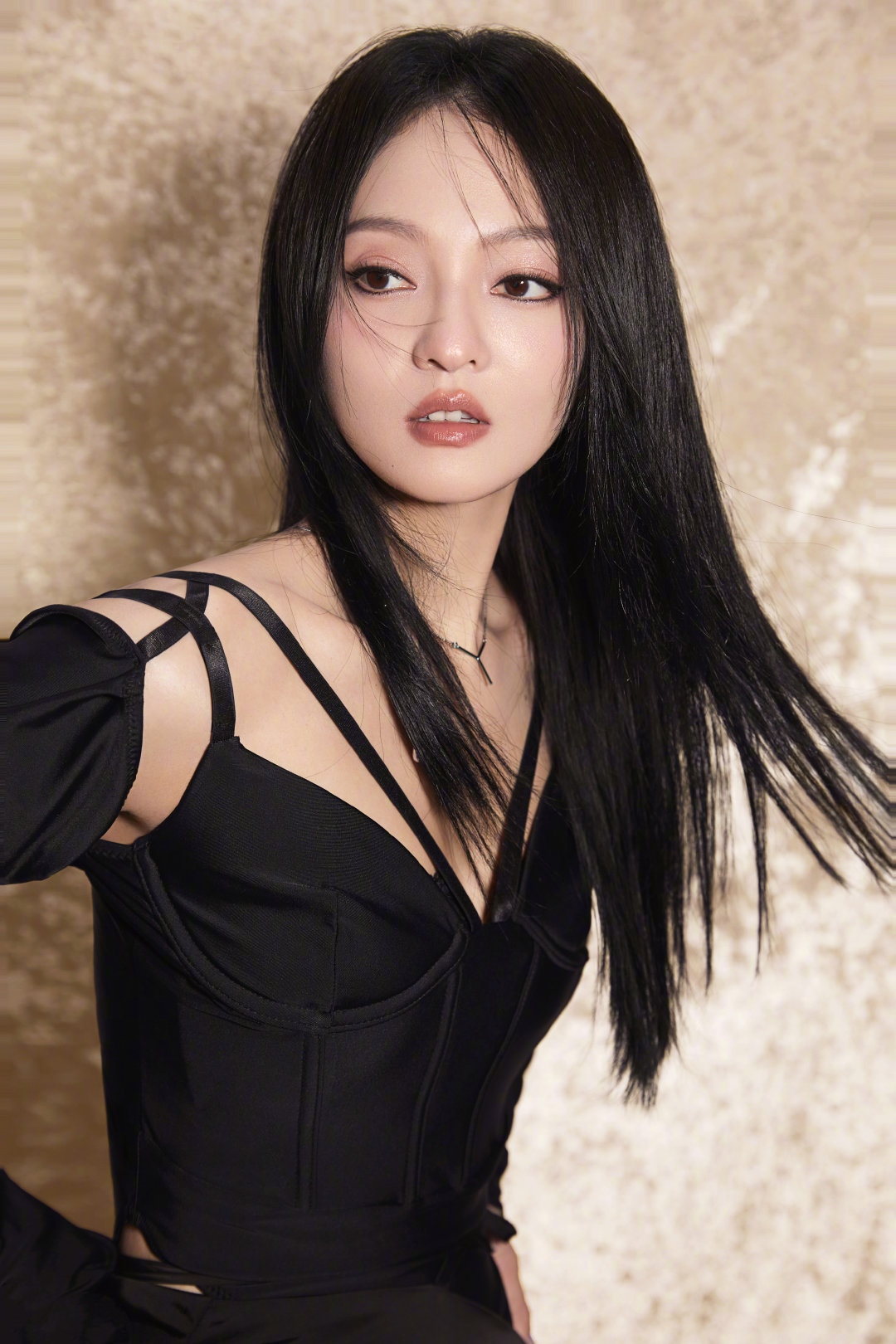 张韶涵# 一袭黑色开叉礼裙,肤白貌美的容颜,窈窕曼妙的身材,纤细职鬃