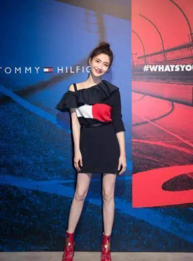 好在江疏影本人底子在那摆着,接近一米七的个头,再加上体重还不到一百