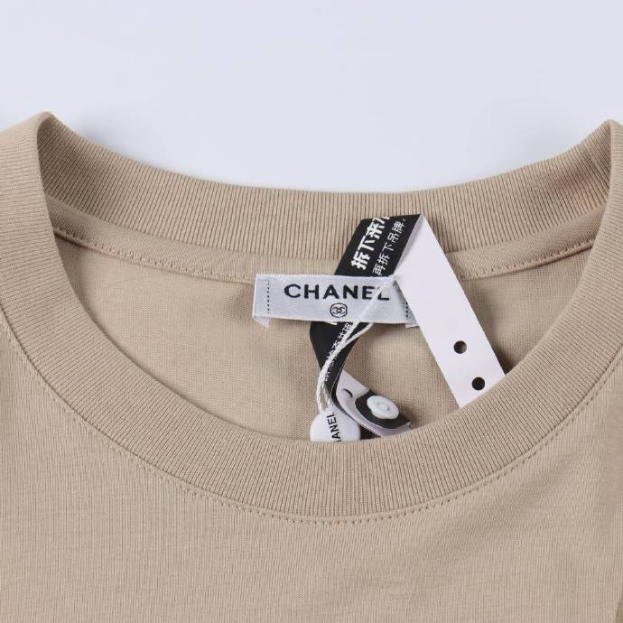 chanel /香奈儿 口袋装饰拼接短袖t恤 简约而不失精炼风范的os短t.