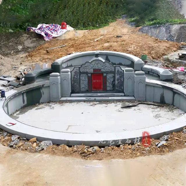 农村坟墓及墓碑比较受欢迎的是这种豪华墓碑,但是因为造价较高及当地