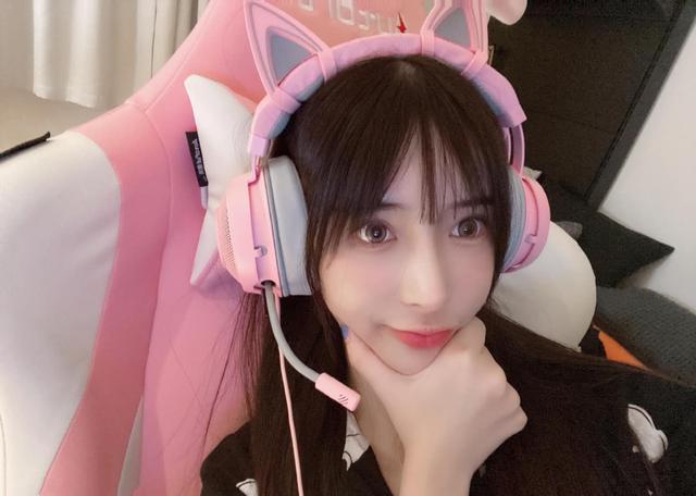 而letme和女朋友墨子也是郎才女貌,墨子的颜值真的超高,letme还在rng