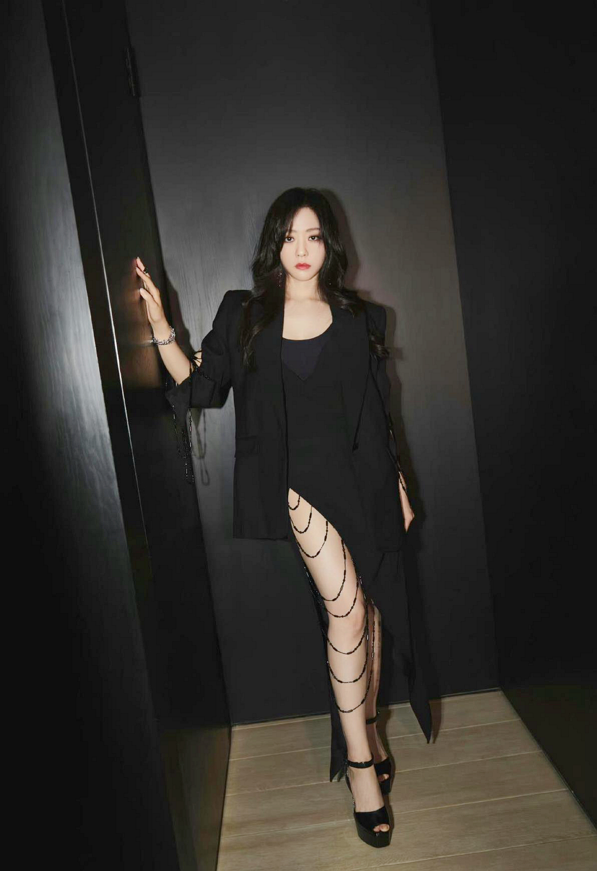 穿高跟鞋的张靓颖