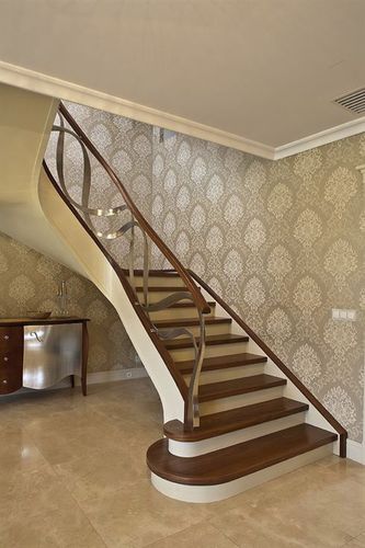 180度旋转楼梯dubai木质结构木台阶带踢脚板