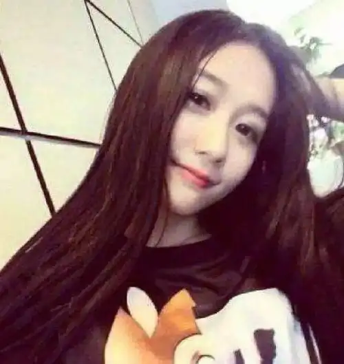 优衣库女主角余艺近照曝光,交了个新男友,网友:想到了温婉