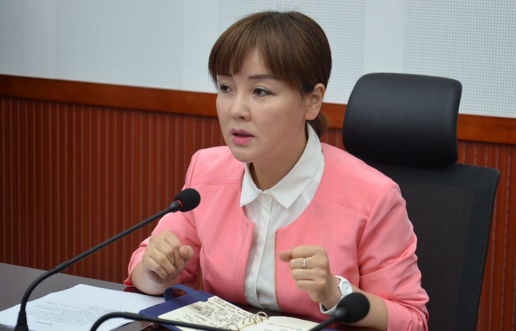 龙井市召开干部作风大整顿活动领导小组办公室第二次全体会议_朴清梅